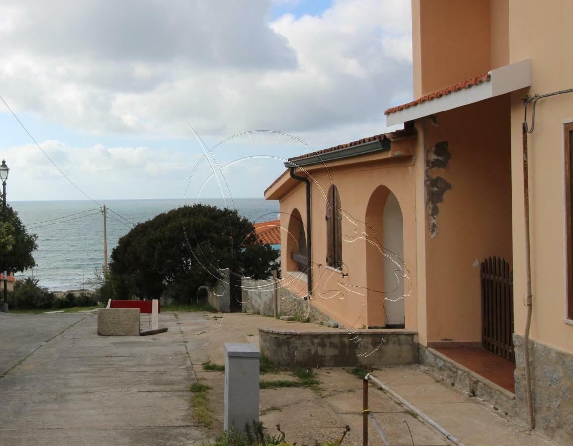 Ampio Appartamento Marina Di Арбус Экстерьер фото